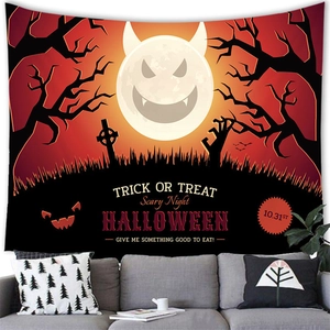 Detailansicht des Halloween-Wandteppichs mit Kürbis-Silhouetten über einem grauen Sofa