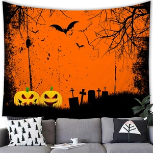 Detail eines Halloween-Wandteppichs mit Kürbis und Fledermäusen über dem Sofa