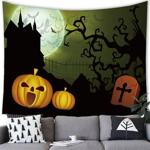 Halloween-Wandteppich mit Kürbis-Laternen und Schloss über einem grauen Sofa