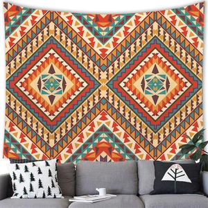 Detailweergave van Azteeks wandtapijt dat boven een moderne bank hangt als wanddecor