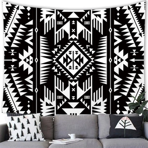 Azteeks wandkleed met zwart-witte geometrische strepen hangend boven de bank in de woonkamer