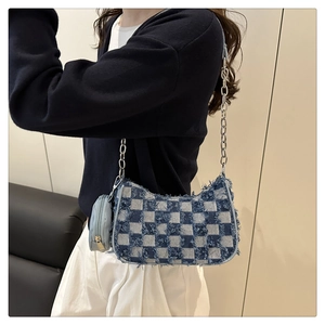 Détail du sac croissant en denim à motif d'étoiles avec bandoulière en chaîne argentée