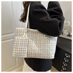 Détail du sac cabas en tweed avec lanières en cuir et pochette à monnaie assortie