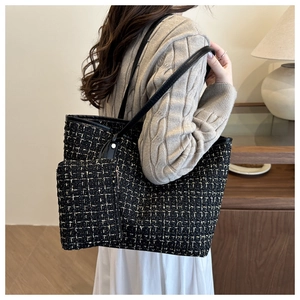 Détail du set sac cabas en tweed noir et doré avec sa petite pochette zippée assortie