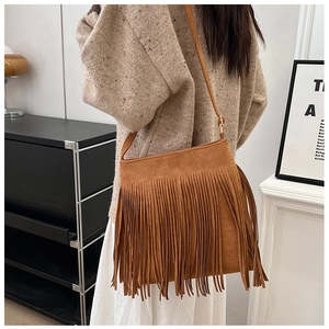 Détail du sac bandoulière en daim marron avec longues franges et sangle réglable femme