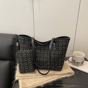 Ensemble sac cabas et pochette en tweed noir et doré avec anses en cuir et texture luxe