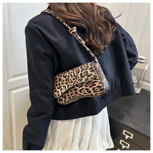 Borsa a tracolla con stampa leopardata indossata da modella mostra stile e proporzioni