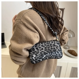 Borsa a spalla con stampa leopardata e dettaglio nodo sulla tracolla sottile