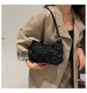 Détail du sac à main noir élégant avec des roses en maille 3D et une texture florale