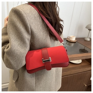 Detail der leuchtend roten Vintage-Baguette-Tasche mit silberner Schließe als Schultertasche