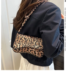 Borsa a tracolla con stampa leopardata e tracolla con nodo per un look trendy