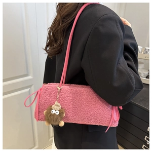 Détail du cabas en fausse fourrure rose avec nœud et breloque petit monstre mignon