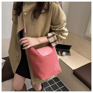 Borsa a secchiello rosa opaco con stampa cane cartone e fibbia metallica a forma di osso