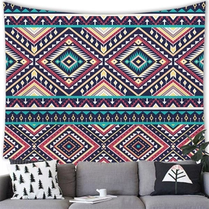 Detailweergave van een Azteeks wandtapijt boven een comfortabele grijze bank