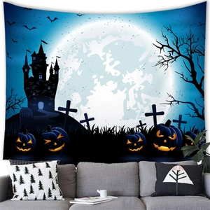 Dettaglio dell'arazzo di Halloween con castello gotico e zucche luminose sul divano