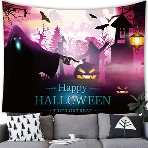Détail d'une tapisserie d'Halloween avec fantômes et citrouilles sur un canapé gris