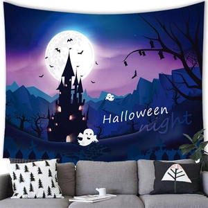 Tapisserie d'Halloween avec château violet et lune au-dessus d'un canapé gris