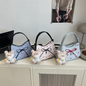 Trois sacs sous le bras avec nœuds, pendentifs cœur et breloques ours en peluche