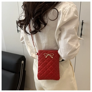 Sac à téléphone rouge matelassé avec boucle nœud doré et bandoulière chaîne