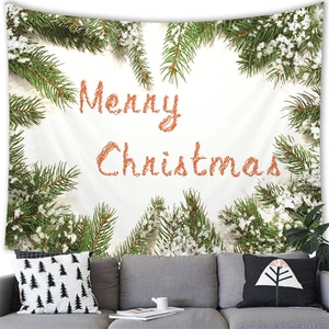 Kerst wandkleed met tekst en dennennaalden boven een grijze stoffen bank