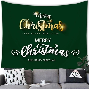 Kerst wandkleed met Merry Christmas tekst opgehangen boven een grijze bank in huis
