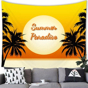 Dettaglio dell'arazzo Summer Paradise con tramonto appeso sopra un divano moderno