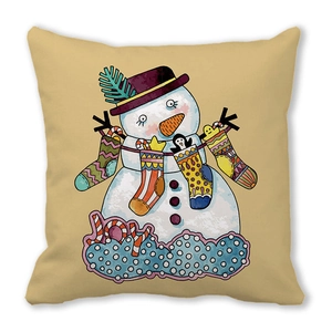 Detalle de cojín navideño de muñeco de nieve con texto JOY en tela suave