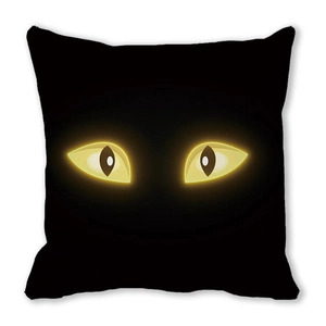 Halloween-Kissen mit leuchtenden gelben Katzenaugen auf schwarzem Pfirsichhaut-Stoffbezug