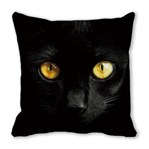 Nahaufnahme eines realistischen schwarzen Katzenprints mit goldenen Augen auf Kissen