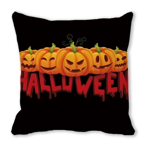 Detail eines schwarzen Kissenbezugs mit Halloween-Kürbissen und rotem Halloween-Schriftzug