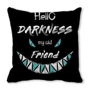Detail eines schwarzen Kissenbezugs mit „Hello Darkness“-Text und Katzenaufdruck