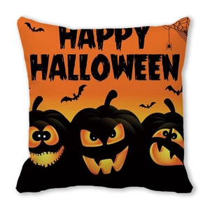 Detail eines quadratischen Halloween-Kissens mit orangen Kürbissen und Fledermausmotiven