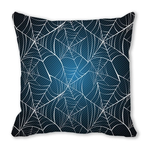 Nahaufnahme von Halloween-Kissen mit weißem Spinnennetzmuster auf dunkelblauem Stoff