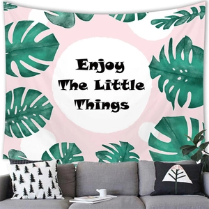 Vue détaillée d'une tapisserie à feuilles tropicales avec texte Enjoy The Little Things