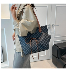 Détail du sac cabas bleu avec motif géométrique et fines bretelles en cuir brun