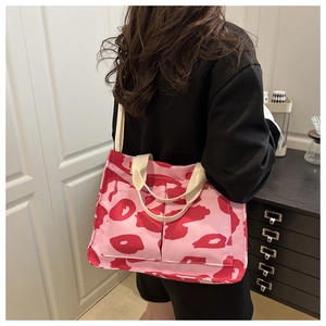 Sac fourre-tout en toile rose avec motifs abstraits rouges et poches avant