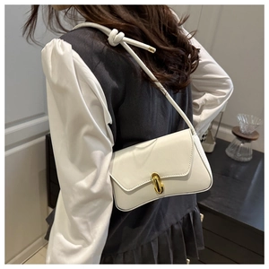 Détail du sac bandoulière blanc en similicuir avec fermoir doré et bandoulière à nœud