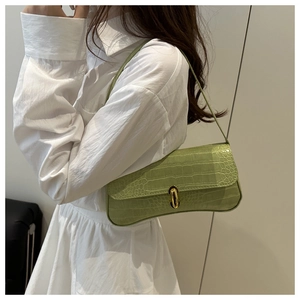 Détail du sac à bandoulière vert clair à motif crocodile avec fermoir en métal doré