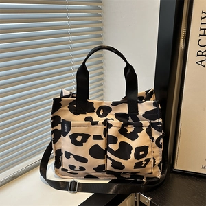 Sac cabas chic en toile imprimé léopard avec poches multiples et bandoulière réglable