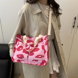 Sac fourre-tout en toile rose à motif léopard avec grandes poches et bandoulière réglable
