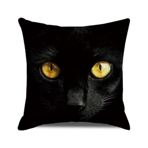 Nahaufnahme von schwarzem Katzengesicht mit gelben Augen auf einem Halloween Kissenbezug