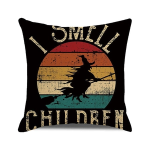 Halloween-Kissen mit Sonnenuntergangs-Silhouette und 'I SMELL CHILDREN' Schriftzug