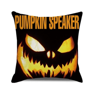 Halloween Kissenbezug mit leuchtendem Kürbisgesicht und schwarzem Hintergrund-Design