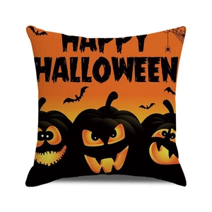 Detail des Happy Halloween Kissenbezugs mit schwarzen Kürbis-Motiven auf orangefarbenem Stoff