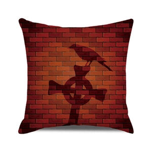 Detail eines Kissenbezugs mit Backsteinwand, keltischem Kreuz und Raben-Silhouette