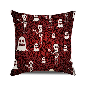 Detailaufnahme von rotem Halloween Kissenbezug mit weißen Skelett und Geist Motiven