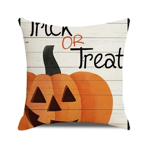 Detail van Halloween Trick OR Treat kussenhoes met pompoen op witte houten achtergrond