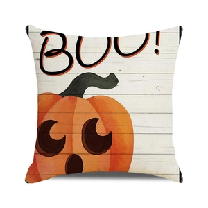Detail van Halloween kussensloop met Boo tekst en pompoen op houtstructuur