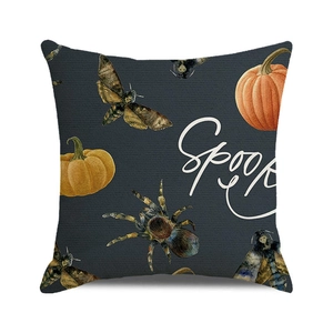 Detail van Halloween Spooky decoratieve kussensloop met handgetekend pompoenmotief op zwart