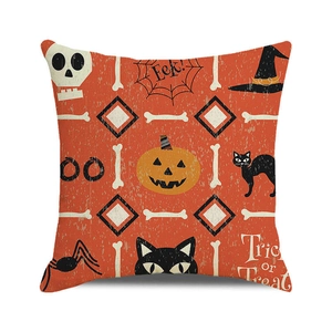 Detail van Halloween kussensloop met pompoenprint en Trick or Treat tekst erop